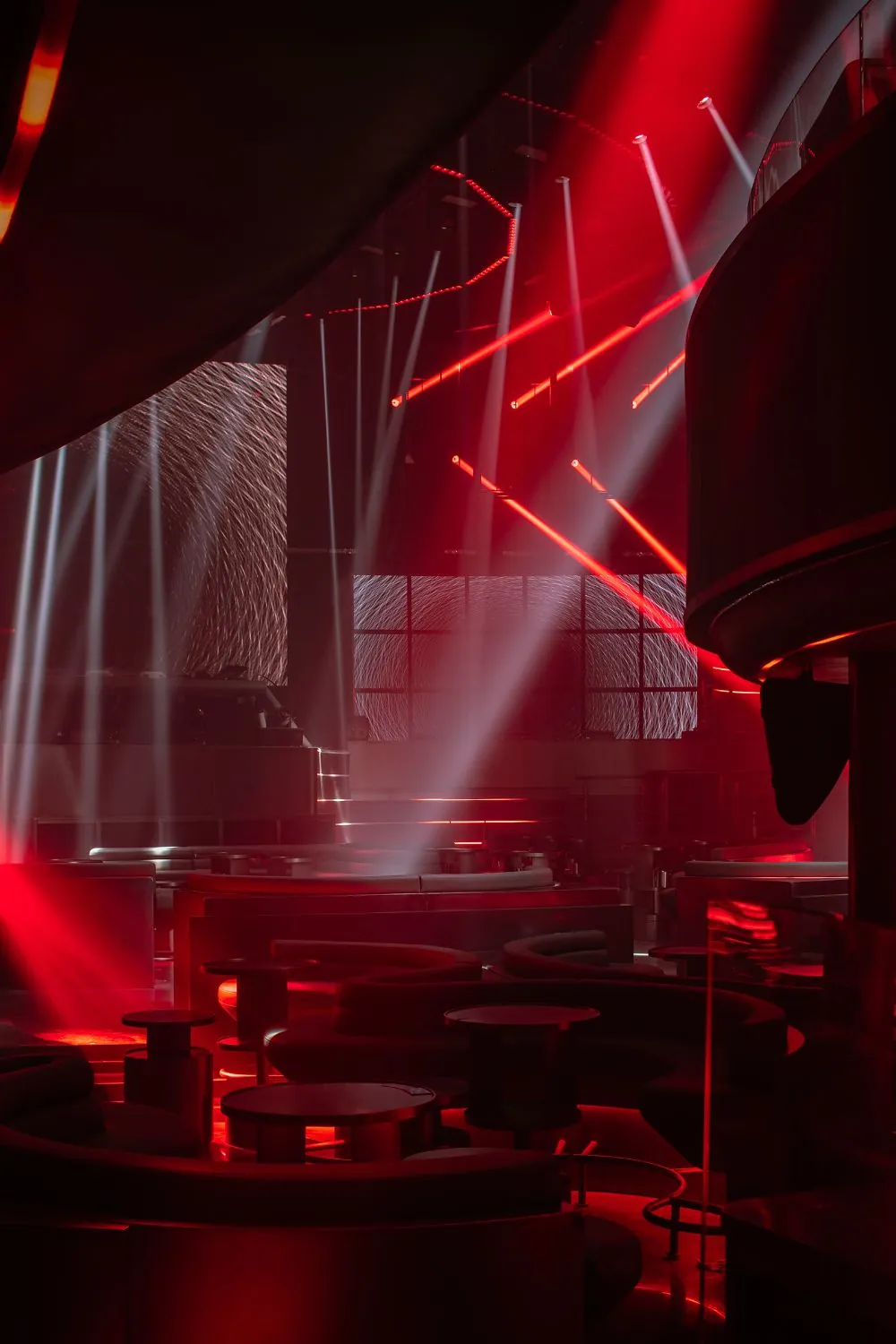 A bar room bathed in red light, the mood of the MhyTom bluffing game